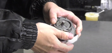 パーツを磨く手元