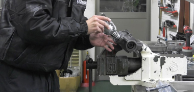 吹き付ける手元